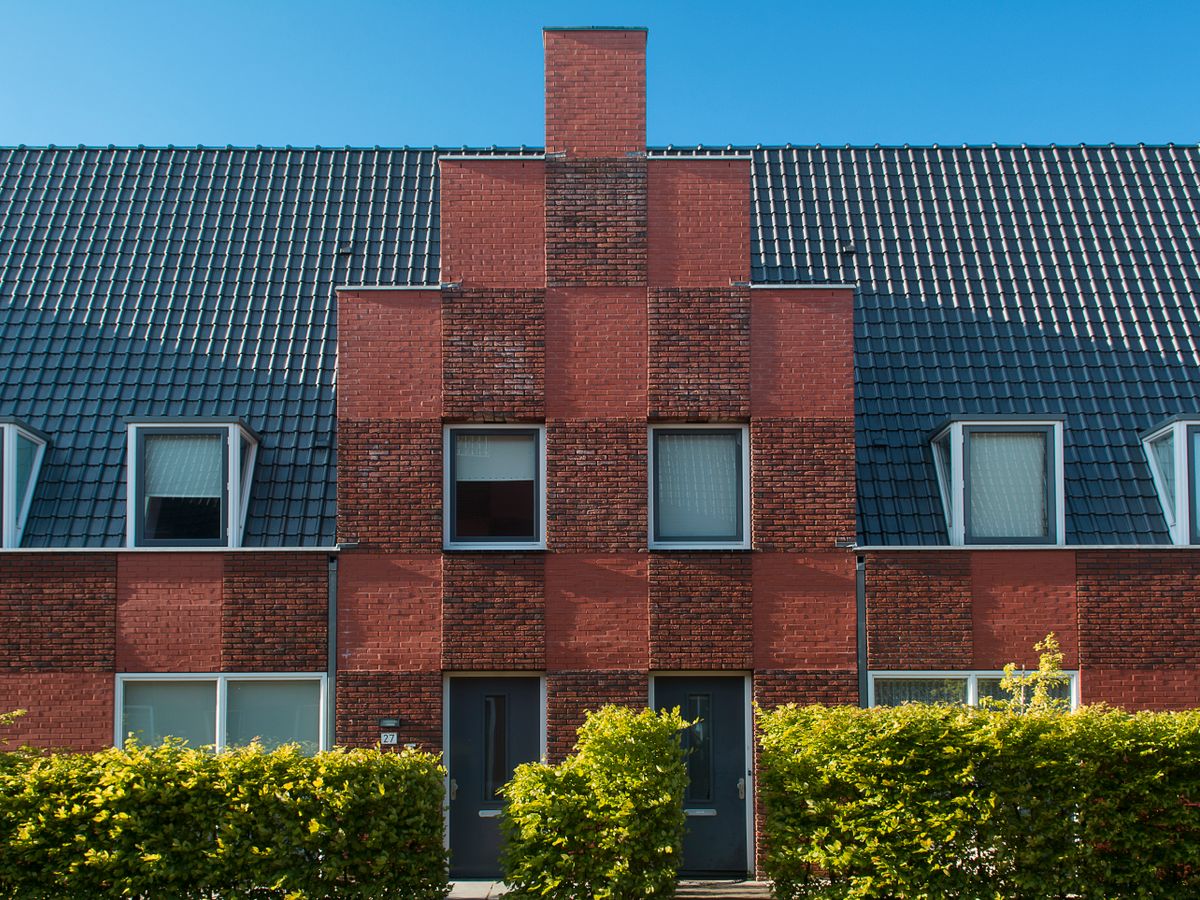Façade de maison rénovée avec gouttière apparente